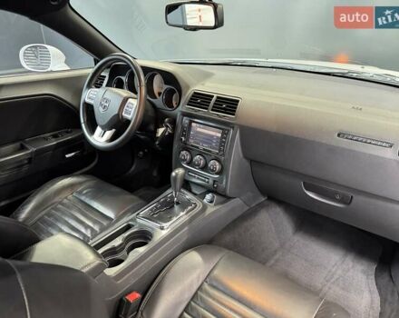 Белый Додж Челенджер, объемом двигателя 3.6 л и пробегом 157 тыс. км за 16500 $, фото 33 на Automoto.ua