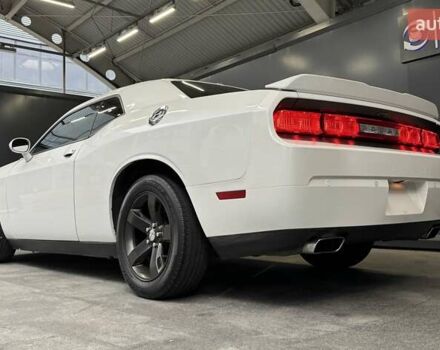 Белый Додж Челенджер, объемом двигателя 3.6 л и пробегом 157 тыс. км за 16500 $, фото 11 на Automoto.ua