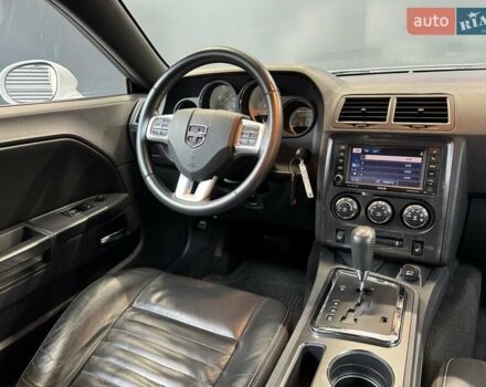 Белый Додж Челенджер, объемом двигателя 3.6 л и пробегом 157 тыс. км за 16500 $, фото 30 на Automoto.ua