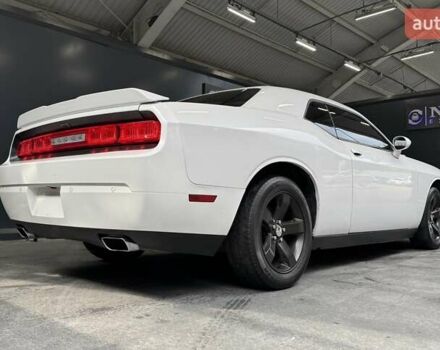 Белый Додж Челенджер, объемом двигателя 3.6 л и пробегом 157 тыс. км за 16500 $, фото 17 на Automoto.ua