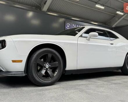 Белый Додж Челенджер, объемом двигателя 3.6 л и пробегом 157 тыс. км за 16500 $, фото 6 на Automoto.ua