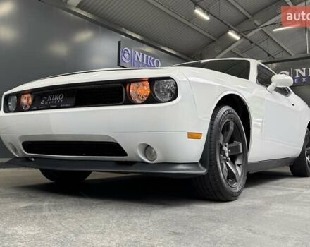 Белый Додж Челенджер, объемом двигателя 3.6 л и пробегом 157 тыс. км за 16500 $, фото 2 на Automoto.ua