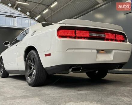Белый Додж Челенджер, объемом двигателя 3.6 л и пробегом 157 тыс. км за 16500 $, фото 13 на Automoto.ua