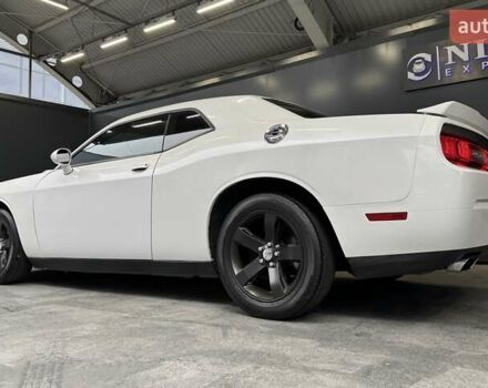 Белый Додж Челенджер, объемом двигателя 3.6 л и пробегом 157 тыс. км за 16500 $, фото 9 на Automoto.ua