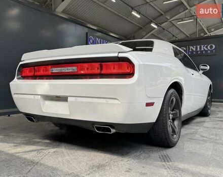 Белый Додж Челенджер, объемом двигателя 3.6 л и пробегом 157 тыс. км за 16500 $, фото 14 на Automoto.ua