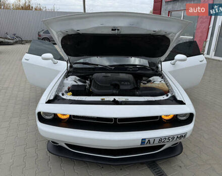 Белый Додж Челенджер, объемом двигателя 3.6 л и пробегом 150 тыс. км за 17499 $, фото 68 на Automoto.ua