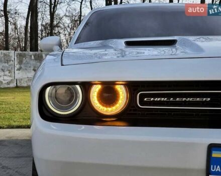 Белый Додж Челенджер, объемом двигателя 3.6 л и пробегом 95 тыс. км за 16500 $, фото 4 на Automoto.ua