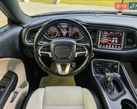 Белый Додж Челенджер, объемом двигателя 3.6 л и пробегом 95 тыс. км за 16500 $, фото 21 на Automoto.ua