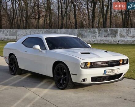 Белый Додж Челенджер, объемом двигателя 3.6 л и пробегом 95 тыс. км за 16500 $, фото 11 на Automoto.ua