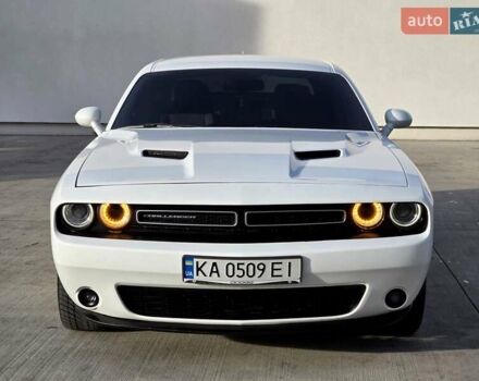 Белый Додж Челенджер, объемом двигателя 3.6 л и пробегом 95 тыс. км за 16500 $, фото 2 на Automoto.ua