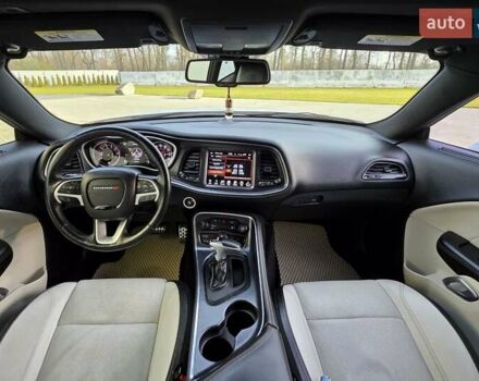 Белый Додж Челенджер, объемом двигателя 3.6 л и пробегом 95 тыс. км за 16500 $, фото 5 на Automoto.ua