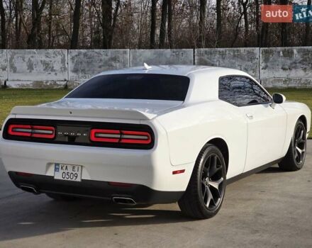 Белый Додж Челенджер, объемом двигателя 3.6 л и пробегом 95 тыс. км за 16500 $, фото 1 на Automoto.ua