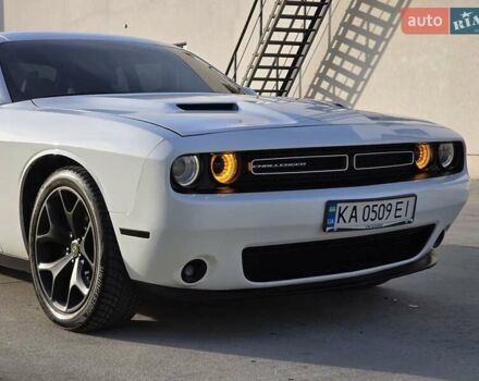 Белый Додж Челенджер, объемом двигателя 3.6 л и пробегом 95 тыс. км за 16500 $, фото 19 на Automoto.ua