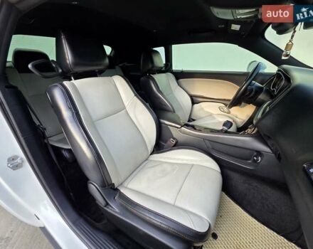 Белый Додж Челенджер, объемом двигателя 3.6 л и пробегом 95 тыс. км за 16500 $, фото 33 на Automoto.ua