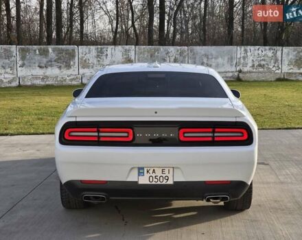 Белый Додж Челенджер, объемом двигателя 3.6 л и пробегом 95 тыс. км за 16500 $, фото 7 на Automoto.ua