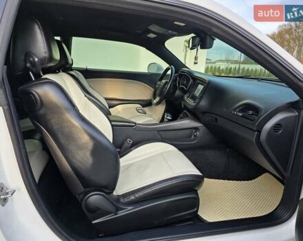 Белый Додж Челенджер, объемом двигателя 3.6 л и пробегом 95 тыс. км за 16500 $, фото 22 на Automoto.ua