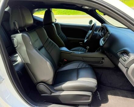Білий Додж Challenger, об'ємом двигуна 6.2 л та пробігом 70 тис. км за 12800 $, фото 9 на Automoto.ua