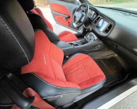 Белый Додж Челенджер, объемом двигателя 6.2 л и пробегом 75 тыс. км за 9500 $, фото 8 на Automoto.ua