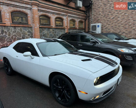Белый Додж Челенджер, объемом двигателя 3.6 л и пробегом 160 тыс. км за 18000 $, фото 3 на Automoto.ua