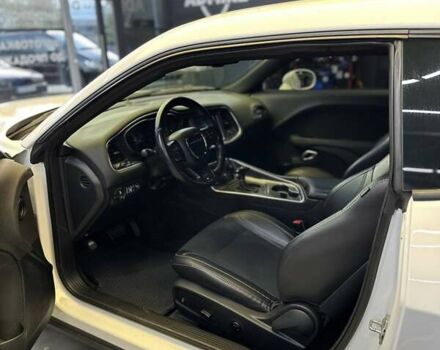 Белый Додж Челенджер, объемом двигателя 3.6 л и пробегом 194 тыс. км за 17600 $, фото 20 на Automoto.ua