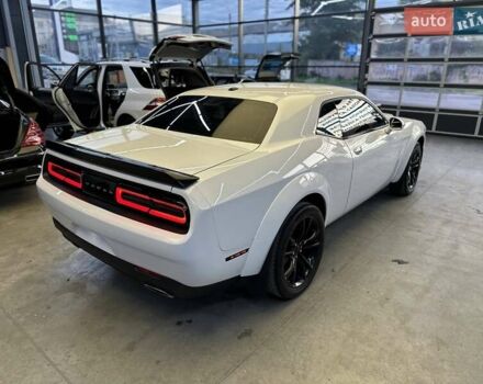 Белый Додж Челенджер, объемом двигателя 3.6 л и пробегом 194 тыс. км за 17600 $, фото 5 на Automoto.ua