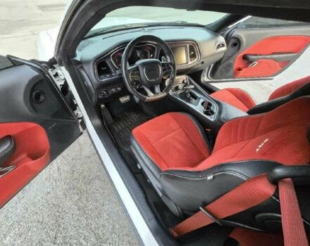 Белый Додж Челенджер, объемом двигателя 6.2 л и пробегом 79 тыс. км за 12000 $, фото 11 на Automoto.ua