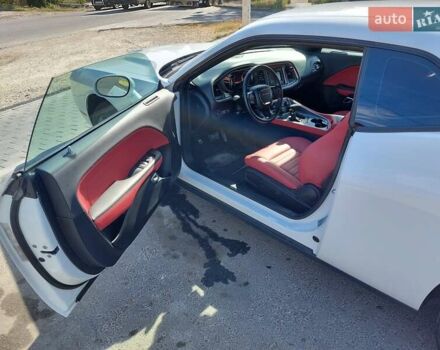 Белый Додж Челенджер, объемом двигателя 3.6 л и пробегом 124 тыс. км за 18200 $, фото 1 на Automoto.ua