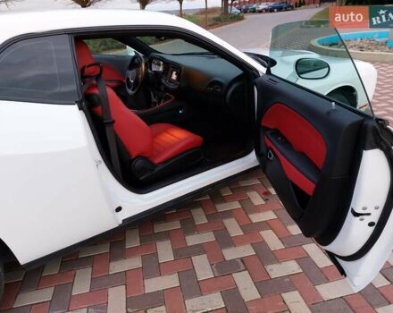 Белый Додж Челенджер, объемом двигателя 3.6 л и пробегом 124 тыс. км за 18200 $, фото 11 на Automoto.ua