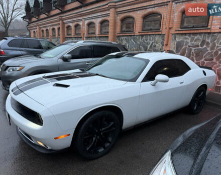 Белый Додж Челенджер, объемом двигателя 3.6 л и пробегом 160 тыс. км за 18000 $, фото 1 на Automoto.ua