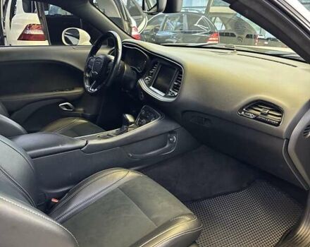 Белый Додж Челенджер, объемом двигателя 3.6 л и пробегом 194 тыс. км за 17600 $, фото 16 на Automoto.ua