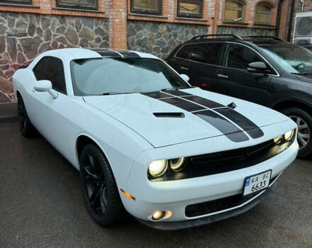 Белый Додж Челенджер, объемом двигателя 3.6 л и пробегом 160 тыс. км за 18000 $, фото 2 на Automoto.ua