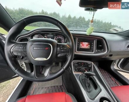 Белый Додж Челенджер, объемом двигателя 3.6 л и пробегом 109 тыс. км за 19000 $, фото 12 на Automoto.ua