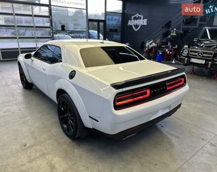 Белый Додж Челенджер, объемом двигателя 3.6 л и пробегом 194 тыс. км за 17600 $, фото 6 на Automoto.ua
