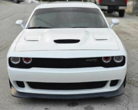 Белый Додж Челенджер, объемом двигателя 6.2 л и пробегом 79 тыс. км за 12000 $, фото 1 на Automoto.ua