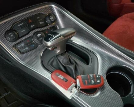 Белый Додж Челенджер, объемом двигателя 6.2 л и пробегом 79 тыс. км за 12000 $, фото 12 на Automoto.ua