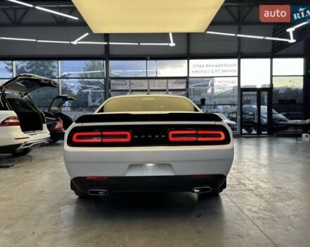Белый Додж Челенджер, объемом двигателя 3.6 л и пробегом 194 тыс. км за 17600 $, фото 10 на Automoto.ua