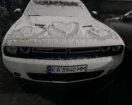 Белый Додж Челенджер, объемом двигателя 3.6 л и пробегом 180 тыс. км за 22000 $, фото 2 на Automoto.ua