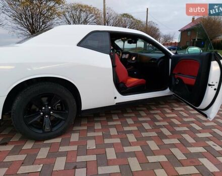 Белый Додж Челенджер, объемом двигателя 3.6 л и пробегом 124 тыс. км за 18200 $, фото 2 на Automoto.ua