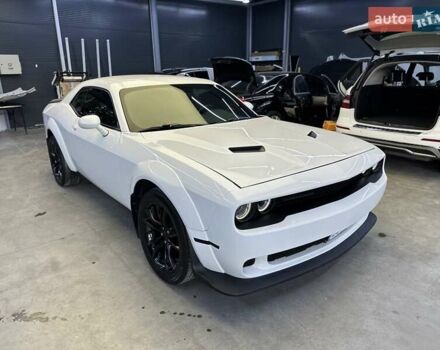 Белый Додж Челенджер, объемом двигателя 3.6 л и пробегом 194 тыс. км за 17600 $, фото 2 на Automoto.ua