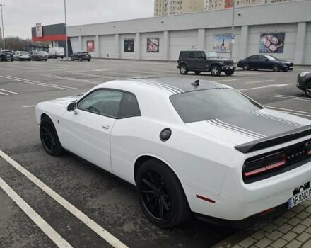 Белый Додж Челенджер, объемом двигателя 6.4 л и пробегом 32 тыс. км за 28500 $, фото 13 на Automoto.ua