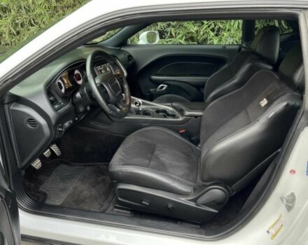 Белый Додж Челенджер, объемом двигателя 6.4 л и пробегом 34 тыс. км за 17000 $, фото 6 на Automoto.ua