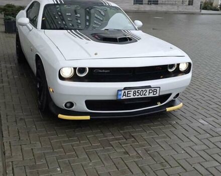 Белый Додж Челенджер, объемом двигателя 6.4 л и пробегом 32 тыс. км за 28500 $, фото 19 на Automoto.ua