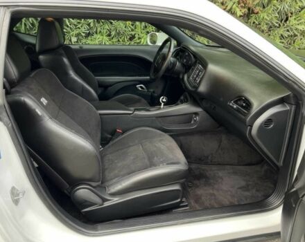 Белый Додж Челенджер, объемом двигателя 6.4 л и пробегом 34 тыс. км за 17000 $, фото 8 на Automoto.ua