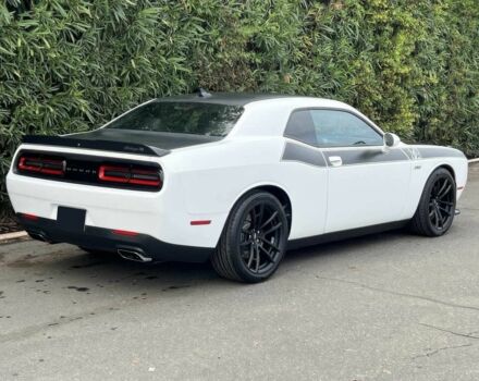 Белый Додж Челенджер, объемом двигателя 6.4 л и пробегом 34 тыс. км за 17000 $, фото 4 на Automoto.ua