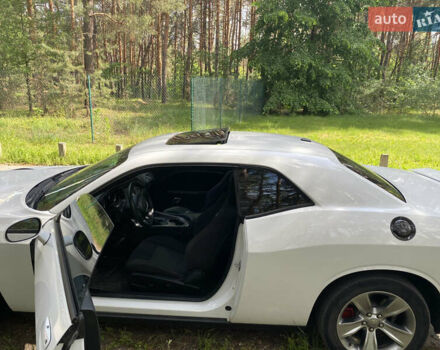 Белый Додж Челенджер, объемом двигателя 3.6 л и пробегом 145 тыс. км за 19999 $, фото 13 на Automoto.ua