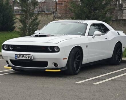 Белый Додж Челенджер, объемом двигателя 6.4 л и пробегом 32 тыс. км за 28500 $, фото 2 на Automoto.ua