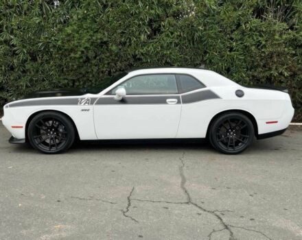 Белый Додж Челенджер, объемом двигателя 6.4 л и пробегом 34 тыс. км за 17000 $, фото 2 на Automoto.ua