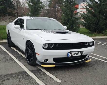 Белый Додж Челенджер, объемом двигателя 6.4 л и пробегом 32 тыс. км за 28500 $, фото 5 на Automoto.ua