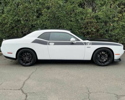 Белый Додж Челенджер, объемом двигателя 6.4 л и пробегом 34 тыс. км за 17000 $, фото 5 на Automoto.ua