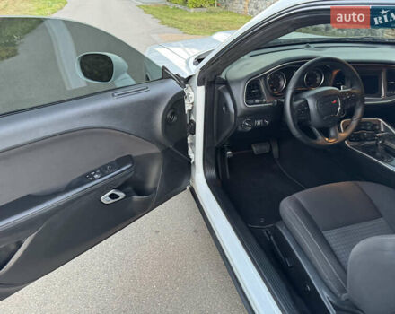 Білий Додж Challenger, об'ємом двигуна 5.65 л та пробігом 84 тис. км за 26500 $, фото 25 на Automoto.ua